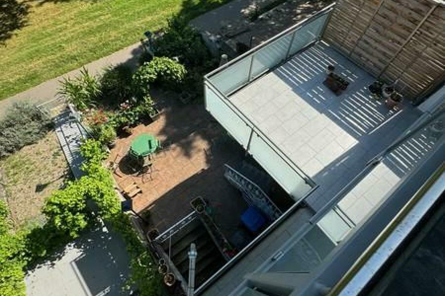 4 Blick zum Balkon OG und Terrasse