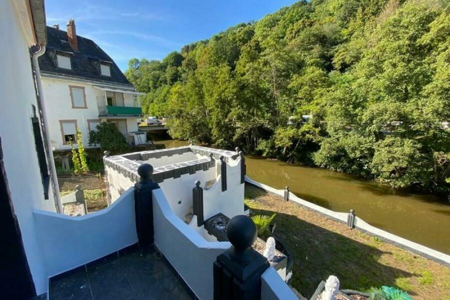 2 Blick vom Balkon auf Garten Sonnenterrasse und Kyll