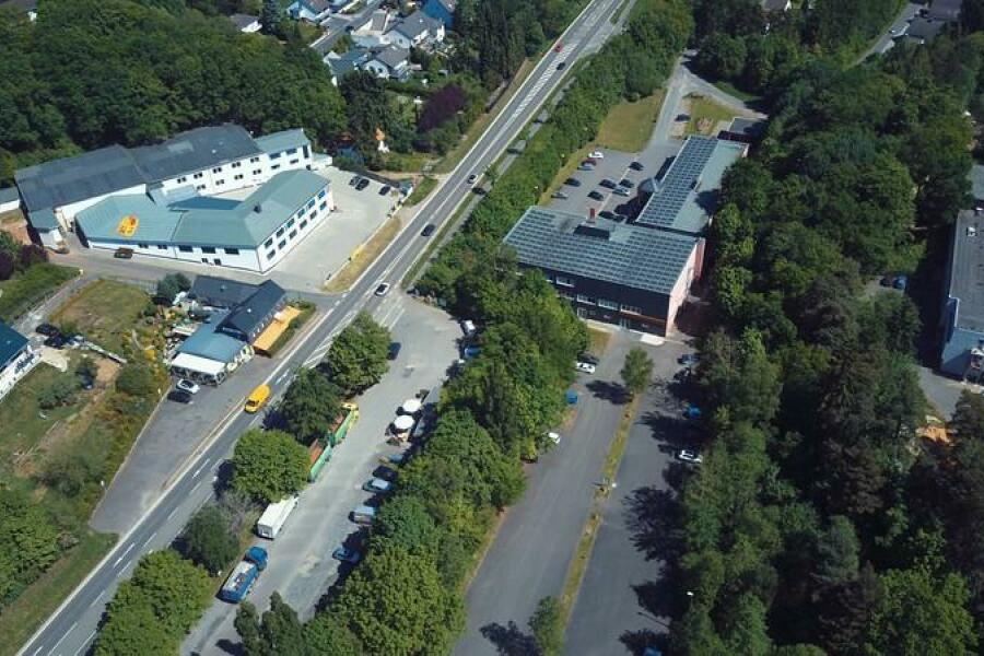 2c-Blick Halle 9 und angemietete Parkplätze hinter der Halle